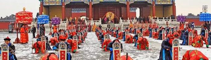 清朝跪拜时，为什么要先拍两下袖子？