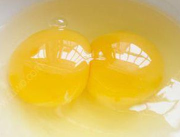 双黄蛋是人工激素催出来的吗？