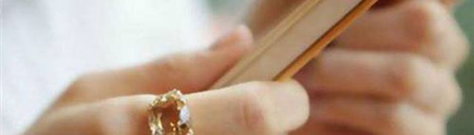 食指戴戒指什么意思？