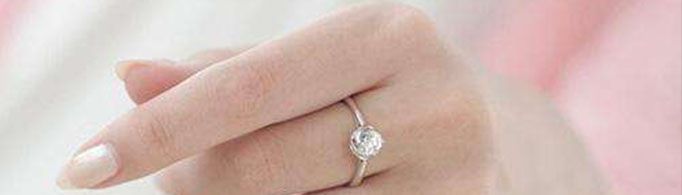 女生中指戴戒指是什么意思？