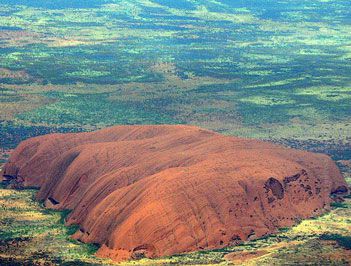 世界上最大的独立岩石是什么？