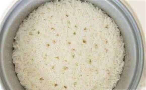 用电饭煲煮米饭放多少水？