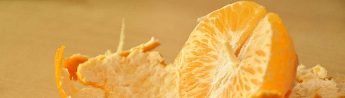 为什么橘子皮挤出的汁能引爆气球？