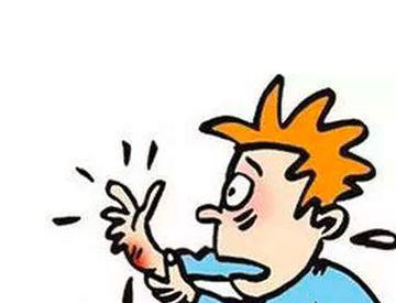 被毒蛇咬伤后能不能让同伴吸出毒液？