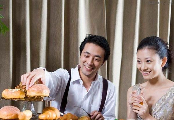 第一次如何顺利和女朋友做爱