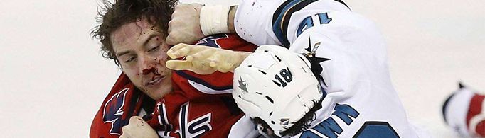 为什么冰球比赛允许打架？