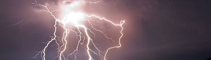 为什么闪电会有不同的颜色？