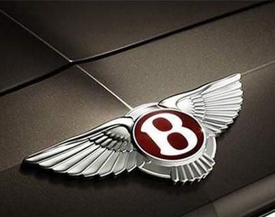 宾利车标两边的翅膀对称吗？