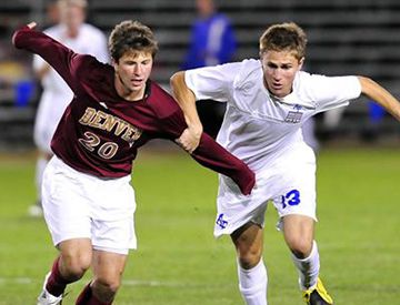 橄榄球和足球哪个先出现?