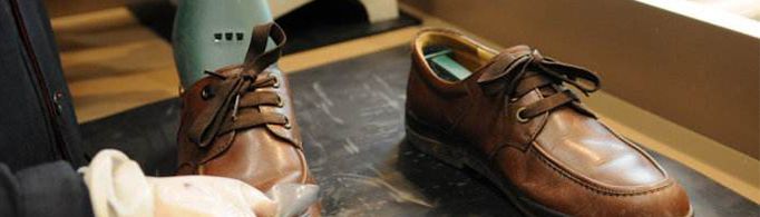 皮鞋为何越擦越有光泽?