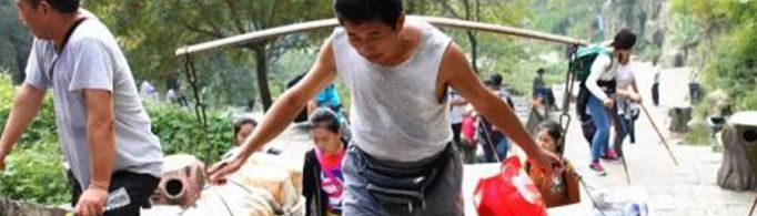 挑扁担的时候人为什么会感到省力？