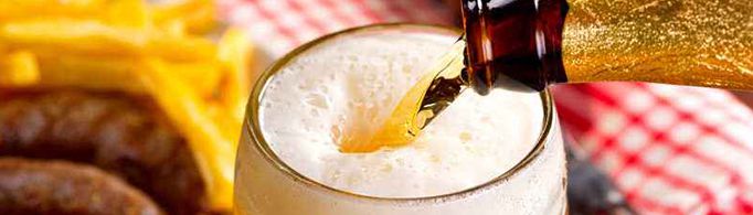 为什么斜着倒啤酒就不会产生泡沫？