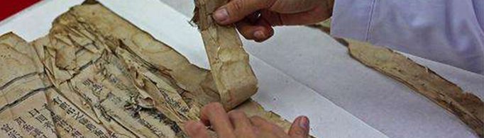 为什么纸质文物要用玻璃罩起来？