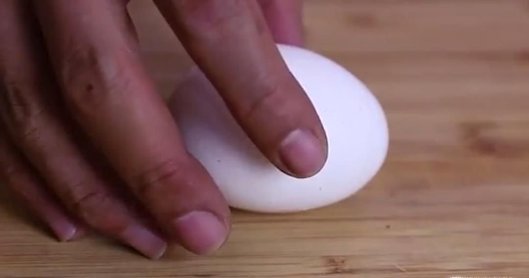 如何不打破鸡蛋分清熟鸡蛋和生鸡蛋?