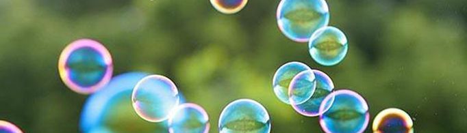 肥皂泡上的彩色斑纹是怎么来的?