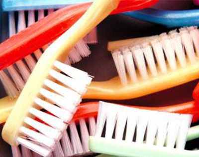 世界上第一把牙刷是谁发明的？