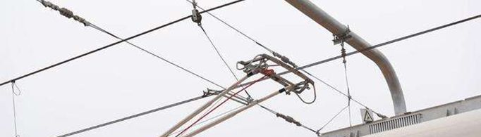 高铁车顶上的大辫子是什么？