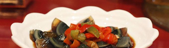 为什么皮蛋的蛋黄多呈青黑色?