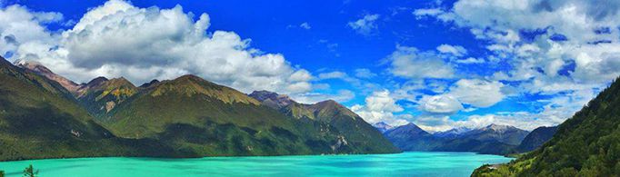 巴松措的湖水为什么五彩斑斓？