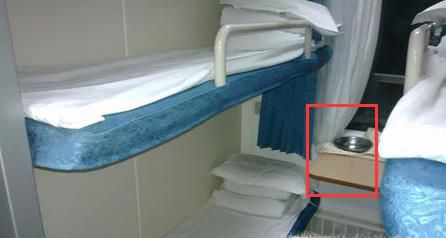 如何在坐火车硬卧时正确放置行李