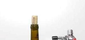 红酒不用开瓶器怎么开瓶塞?