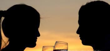 怎样拿葡萄酒杯