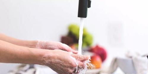 炒菜被油烫伤怎么办？如何有效防止油溅到手上？