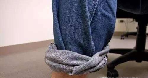 教大家如何挽裤腿