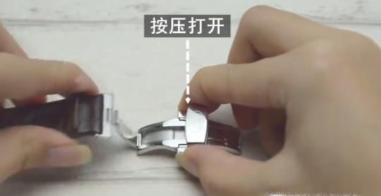 如何解开手表皮带蝴蝶扣并带好
