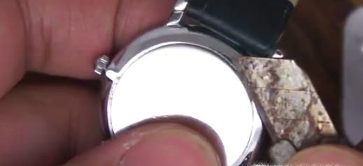 如何给手表换电池?