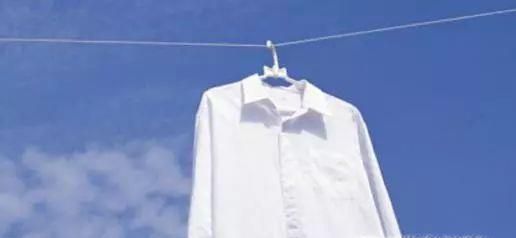 白衣服发黄，别再用漂白水，教你一招恢复原样