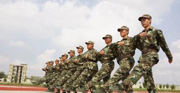 正步走的动作要领图解