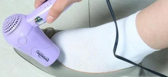 鞋子挤脚怎么办?吹风机帮你把鞋子变合脚