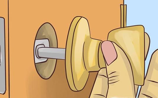 门把手掉了怎安装？