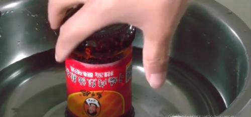 如何轻松的打开老干妈瓶盖