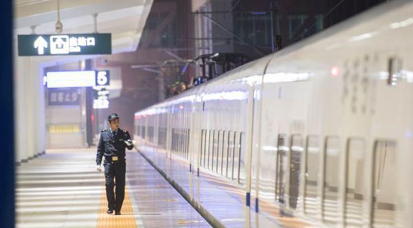 怎么进入火车站站台上接人送人