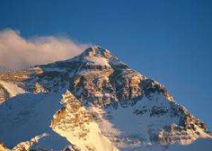 珠穆朗玛峰第一个登顶的人是谁？