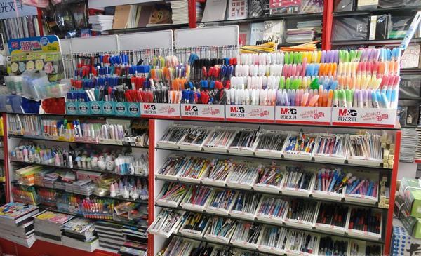 在学校旁边适合开什么样的小店？