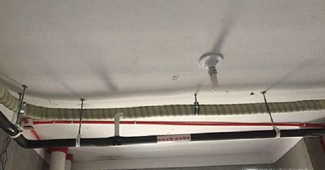 空调漏水怎么办？如何拆空调室内机外壳？