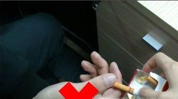 日常生活中朋友发烟, 正确的接烟方式你知道吗?