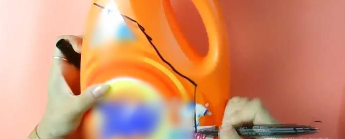 洗衣液瓶子做花盆制作方法