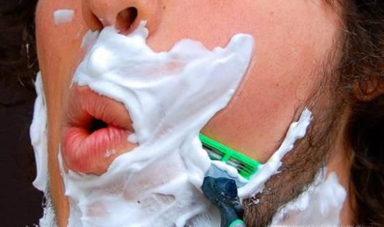 如何使用刀片式剃须刀，剃须不刮破皮肤