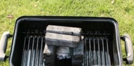 如何快速点燃烧烤木炭