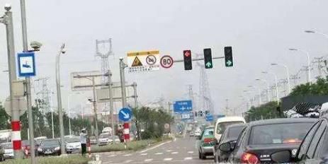 红绿灯口如何掉头