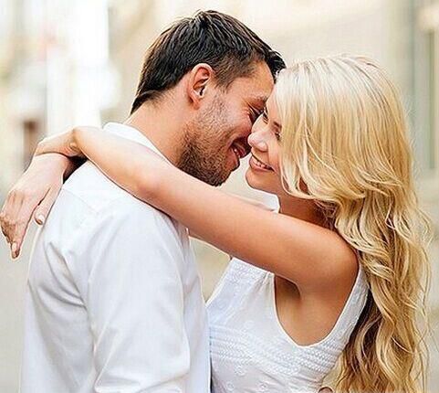 两个人拍合影照的动作造型-拍照技巧