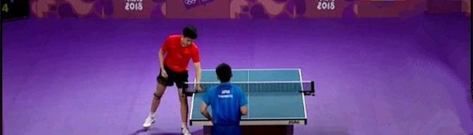 乒乓球运动员发球前为什么要摸桌子？