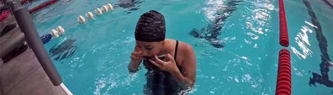 为什么游泳运动员比赛前都要舔一舔泳镜？