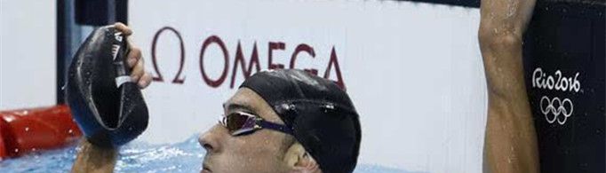 游泳运动员为什么戴两层泳帽？