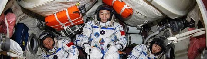 航天员乘飞船升空时为什么要半躺着？