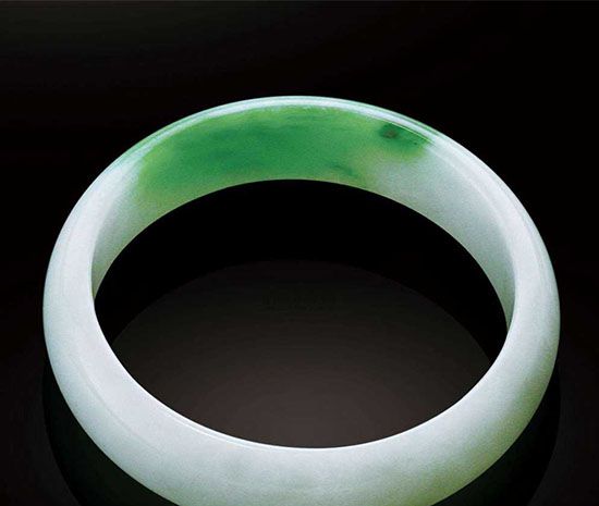 翡翠和玉哪个养人？